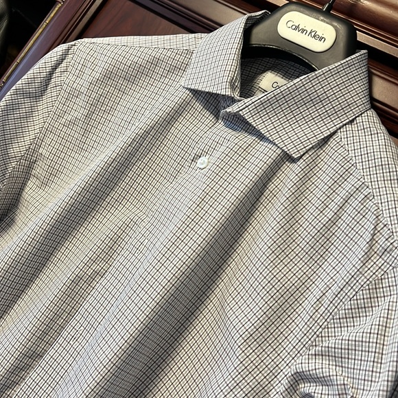 Like New Calvin Klein Light Plaid look Slim-Fit Performance Non-Iron Dress Shirt - Picture 3 of 9